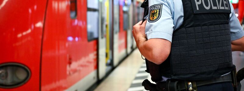 Die Sicherheit an Bahnhöfen und in Zügen bleibt ein vieldiskutiertes Thema. (Symbolbild) - Foto: Sven Hoppe/dpa