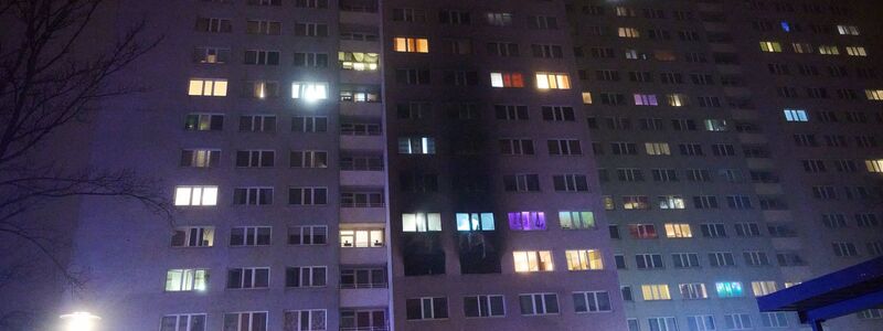 Bei dem Hochhausbrand im Berliner Osten ist ein Kind ums Leben gekommen. - Foto: Annette Riedl/dpa