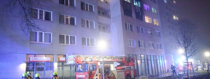 Feuerwehrleute stehen für Löscharbeiten vor einem Wohnhaus. (Archivbild) - Foto: Annette Riedl/dpa