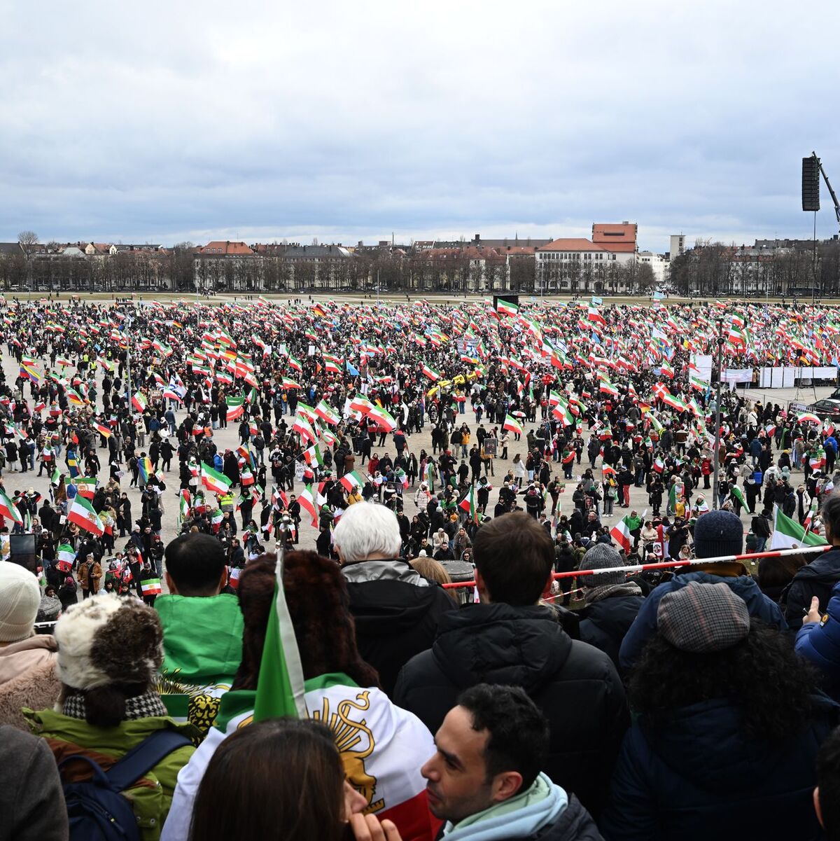 Bis zum Nachmittag zählte die Polizei bereits 200.000 Teilnehmer auf der Iran-Demo auf der Theresienwiese. - Foto: Felix Hörhager/dpa