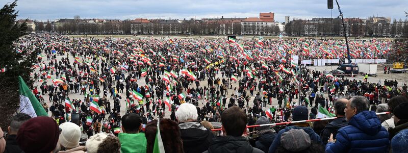 Bis zum Nachmittag zählte die Polizei bereits 200.000 Teilnehmer auf der Iran-Demo auf der Theresienwiese. - Foto: Felix Hörhager/dpa