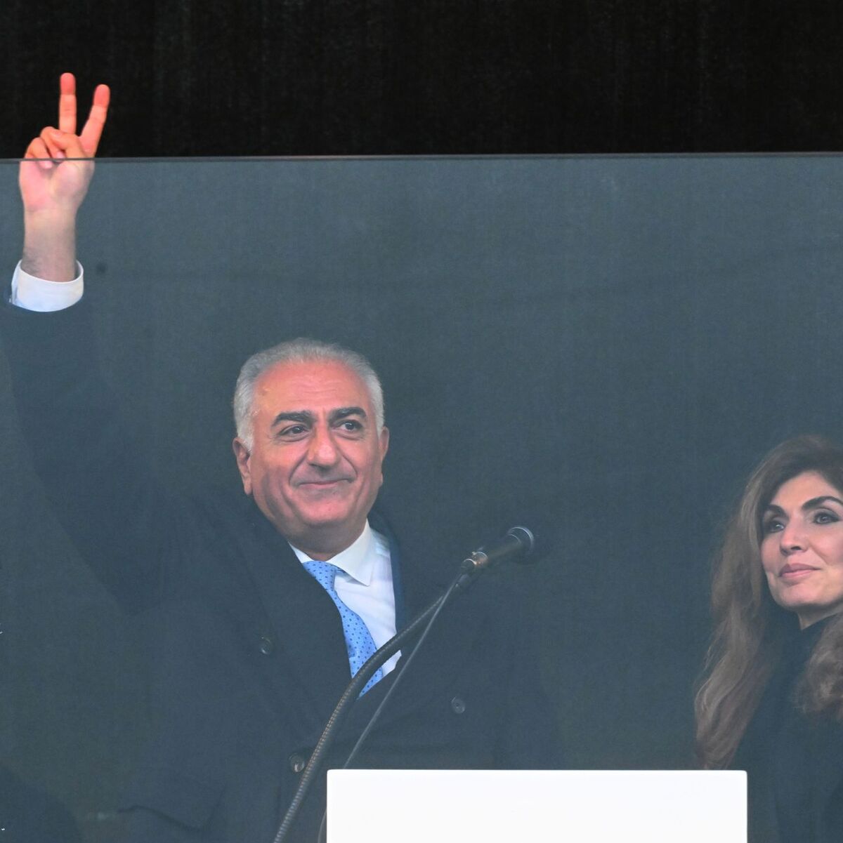 Jubel gab es für Reza Pahlavi, den Sohn des gestürzten iranischen Schahs Mohammad Reza Pahlavi, der zusammen mit seiner Frau Yasmine auf der Theresienwiese in München auftrat. - Foto: Felix Hörhager/dpa