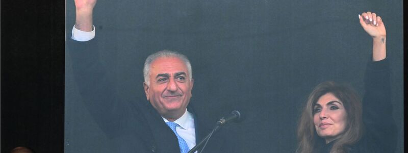 Jubel gab es für Reza Pahlavi, den Sohn des gestürzten iranischen Schahs Mohammad Reza Pahlavi, der zusammen mit seiner Frau Yasmine auf der Theresienwiese in München auftrat. - Foto: Felix Hörhager/dpa