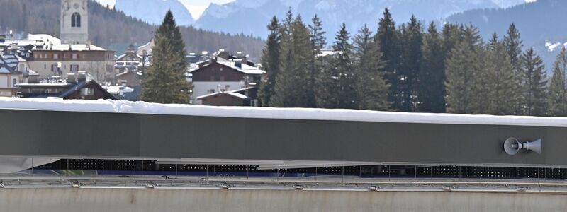  Kim Kalicki fährt mit dem Monobob die Bahn in Cortina hinunter.  - Foto: Robert Michael/dpa