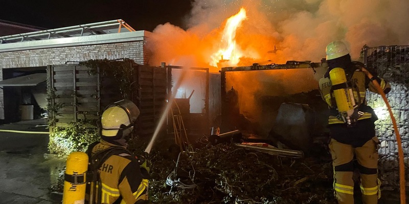 FW-E: Brand eines Gartenhauses - Gasflaschen sorgen für besondere Gefahr - Foto: presseportal.de
