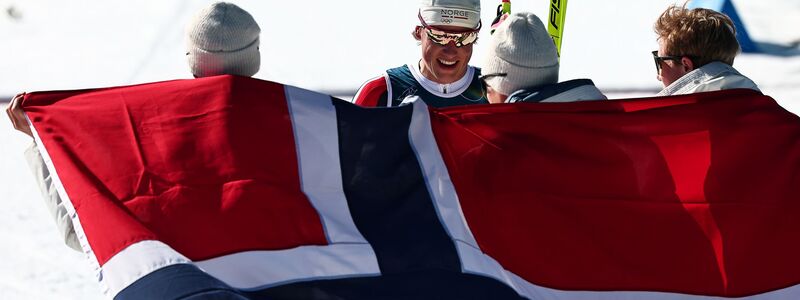 Klaebo (2.v.l.) siegte mit Norwegens Staffel souverän. - Foto: Daniel Karmann/dpa