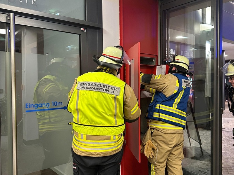 FW Weinheim: Handdruckmelder missbraucht - Weinheimer Feuerwehr rückt umsonst ins Karlsberg Carré aus - Foto: presseportal.de