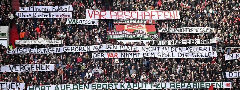 Die Fans haben den VAR satt. - Foto: Harry Langer/dpa