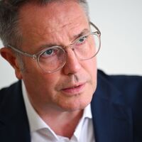 Ministerpräsident Alexander Schweitzer will ein einheitliches Deutschlandticket mit Passfoto. (Archivbild) - Foto: Arne Dedert/dpa