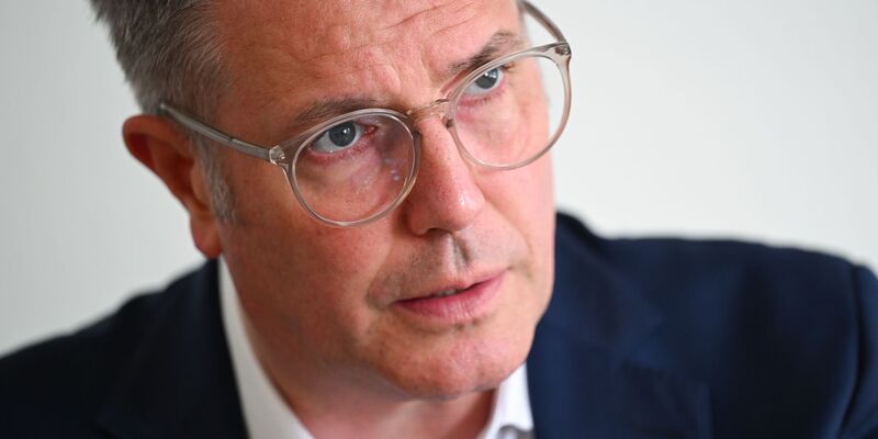 Ministerpräsident Alexander Schweitzer will ein einheitliches Deutschlandticket mit Passfoto. (Archivbild) - Foto: Arne Dedert/dpa