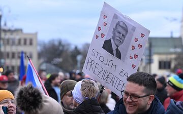 Menschen demonstrieren zur Unterstützung des tschechischen Präsidenten Pavel in Pardubice (Pardubitz), Ostböhmen. Auf dem Schild steht «Ich stehe zum Präsidenten». - Foto: Josef Vostarek/CTK/AP/dpa