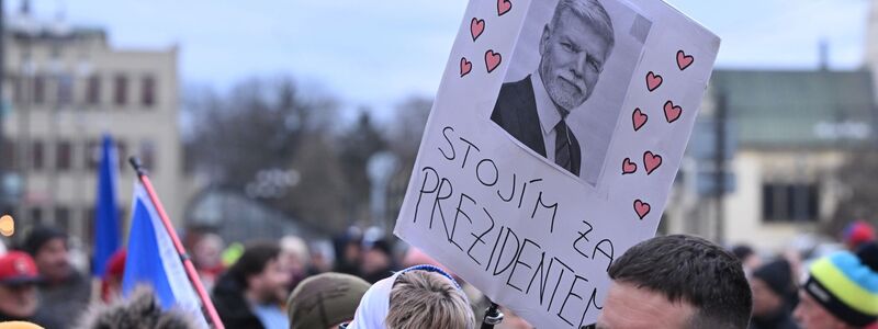 Menschen demonstrieren zur Unterstützung des tschechischen Präsidenten Pavel in Pardubice (Pardubitz), Ostböhmen. Auf dem Schild steht «Ich stehe zum Präsidenten». - Foto: Josef Vostarek/CTK/AP/dpa
