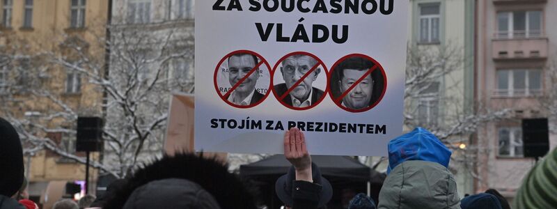 «Ich schäme mich für die gegenwärtige Regierung», steht auf diesem Transparent. In ganz Tschechien demonstrierten Tausende für Präsident Pavel in seinem Machtkampf gegen eine rechtspopulistische Regierungspartei. - Foto: Ožana Jaroslav/CTK/dpa