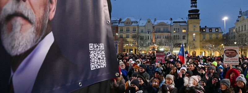 In ganz Tschechien gehen Menschen aus Solidarität mit ihrem Präsidenten Pavel auf die Straße. Er befindet sich in einem Machtkampf mit der Regierung von Andrej Babis. - Foto: Ožana Jaroslav/CTK/dpa
