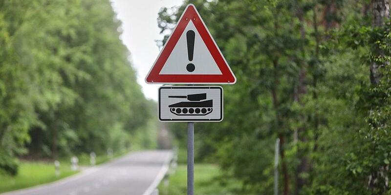 Warnung vor Panzern (Archiv) - Foto: via dts Nachrichtenagentur