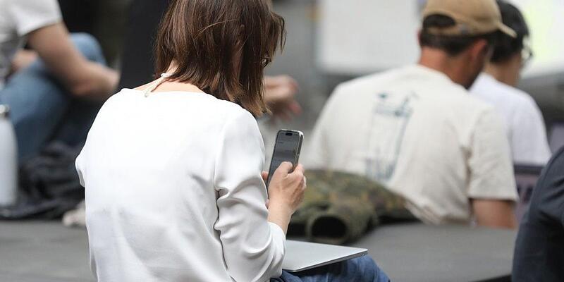 Frau mit Smartphone (Archiv) - Foto: via dts Nachrichtenagentur