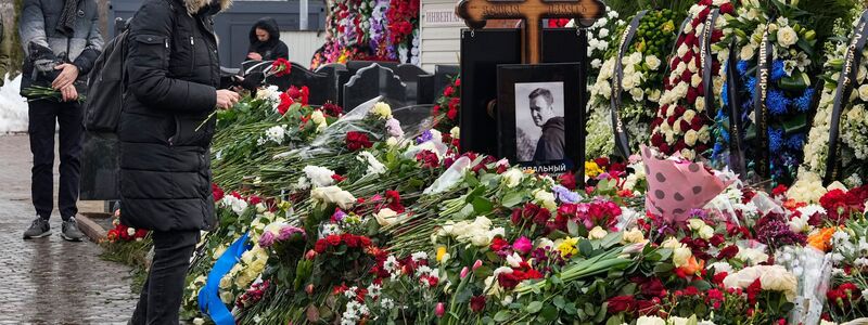 Auf dem Borissowskoje-Friedhof werden auch am zweiten Todestag des Kremlgegners Alexej Nawalny viele Trauernde erwartet. (Archivbild) - Foto: Uncredited/AP