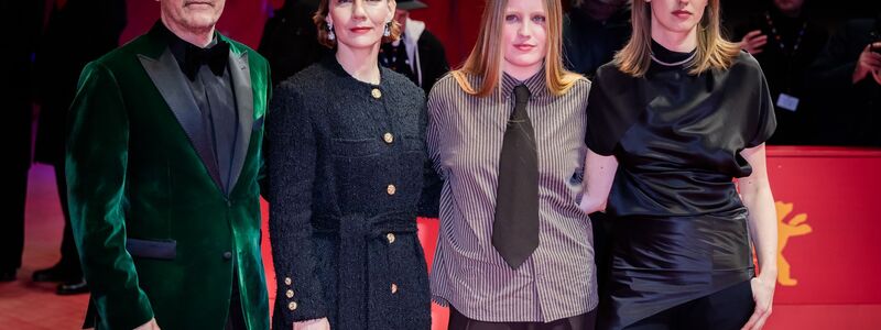 Ein Teil des Filmteams auf dem roten Teppich. - Foto: Christoph Soeder/dpa