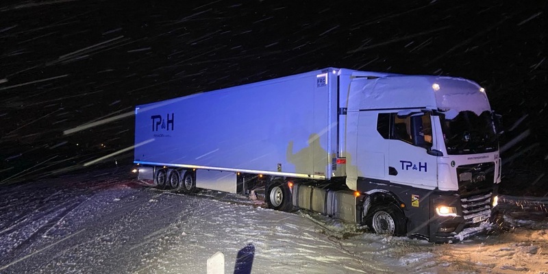 POL-PDTR: Sattelschlepper blockiert nach Verkehrsunfall einen Fahrstreifen der B327 in Morbach (OT Hundheim) - Foto: presseportal.de