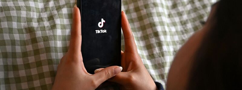  Die EU-Kommission hat sich die Online-Plattform Tiktok vorgeknöpft. - Foto: Elisa Schu/dpa