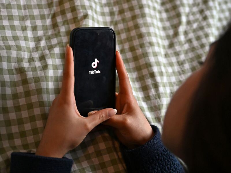  Die EU-Kommission hat sich die Online-Plattform Tiktok vorgeknöpft. - Foto: Elisa Schu/dpa