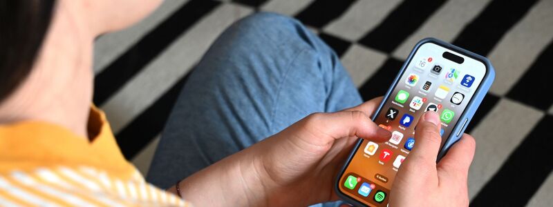 Im Schnitt verbringen Jugendliche mehrere Stunden am Tag am Handy. - Foto: Elisa Schu/dpa