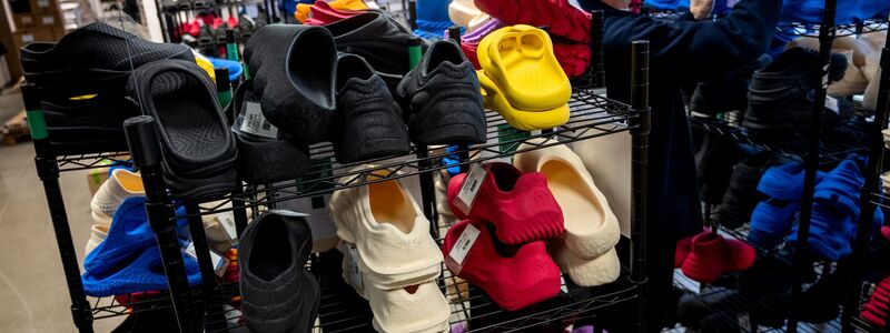 Auch Stars tragen längst Zellerfeld-Sneaker ihrer Lieblingsdesigner - oder designen sie einfach selbst. - Foto: Daniel Bockwoldt/dpa/Daniel Bockwoldt