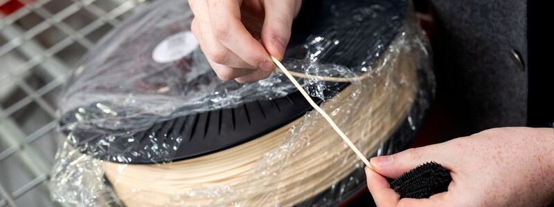 Aus diesem Kunststoff entstehen in den 3D-Druckern innerhalb von 12 bis 24 Stunden die Schuhe. - Foto: Daniel Bockwoldt/dpa/Daniel Bockwoldt