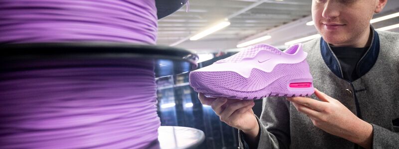 Rund 1.000 Designer haben ihre Sneaker-Designs bei Zellerfeld im Angebot. - Foto: Daniel Bockwoldt/dpa/Daniel Bockwoldt