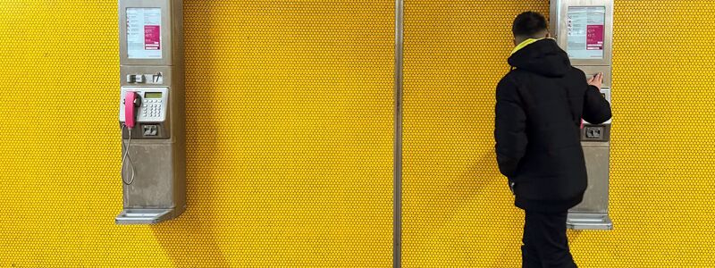 Zwei Wandtelefone am Bochumer Hauptbahnhof - mancher Passant bleibt stehen und blickt verwundert auf die alte Technik. - Foto: Wolf von Dewitz/dpa