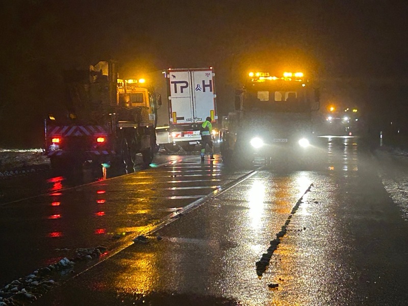 POL-PDTR: Sattelschlepper blockiert nach Verkehrsunfall einen Fahrstreifen der B327 in Morbach (OT Hundheim) - Nachtragsmeldung - Foto: presseportal.de