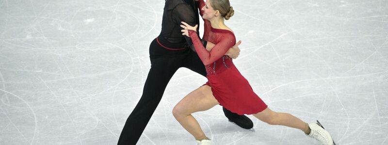 Für das deutsche Paarlauf-Duo Minerva Hase (r) und Nikita Volodin (l) ist Gold greifbar. - Foto: Peter Kneffel/dpa