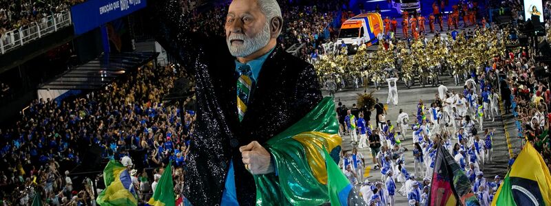 Die Sambaschule «Acadêmicos de Niterói» würdigte Präsident Lula mit ihrem Auftritt. - Foto: Bruna Prado/AP/dpa