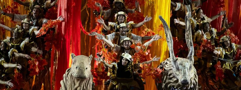 Zehntausende Zuschauer verfolgen das Spektakel. - Foto: Bruna Prado/AP/dpa