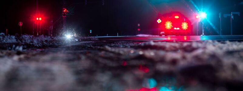 Die Woche startet in Norddeutschland mit Dauerfrost, leichtem Schneefall und teilweise glatten Straßen. - Foto: Jens Büttner/dpa