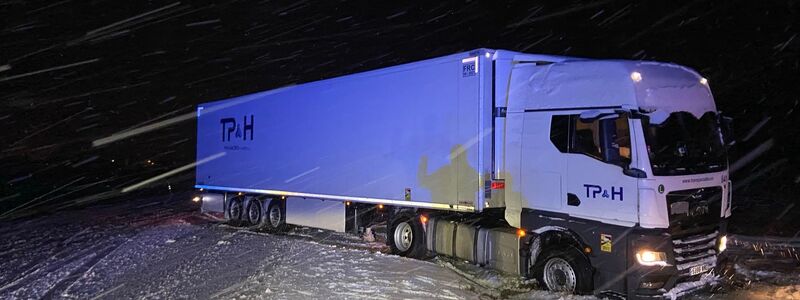 Ein Lkw ist in Rheinland-Pfalz aufgrund der schneeglatten Fahrbahn ins Rutschen gekommen und hat so den Verkehr blockiert. - Foto: Polizeiinspektion Morbach/dpa