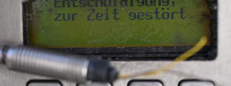 Der Störungshinweis im Display eines kaputten öffentlichen Telefons liest sich so, als würde die Störung irgendwann mal behoben - das wird aber nicht mehr passieren. - Foto: Wolf von Dewitz/dpa
