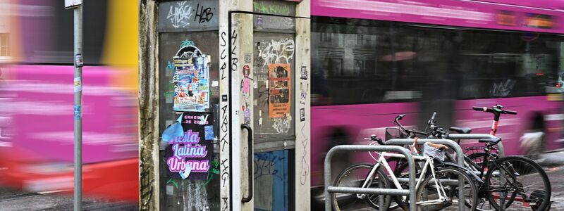 Für Tübingens Oberbürgermeister Boris Palmer ist das «Unrat»: ein altes, kaputtes und beschmiertes Telefonhäuschen in der Tübinger Altstadt. - Foto: Katharina Kausche/dpa