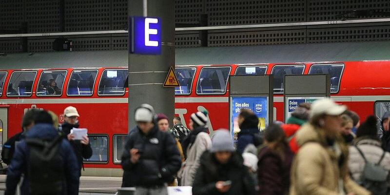Reisende vor einem Regionalzug (Archiv) - Foto: via dts Nachrichtenagentur