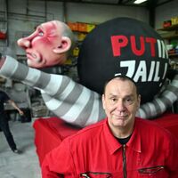 Tilly kontert Moskauer «Schauprozess»: Retourkutsche in Pappmaché  - Foto: Federico Gambarini/dpa