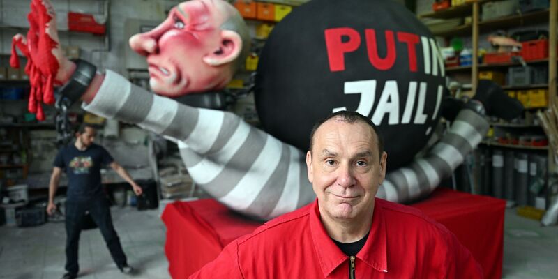 Tilly kontert Moskauer «Schauprozess»: Retourkutsche in Pappmaché  - Foto: Federico Gambarini/dpa