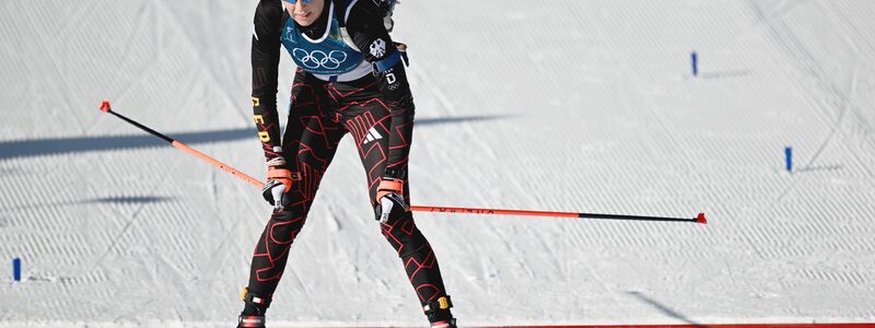 Wieder keine Medaille: Franziska Preuß läuft in der Verfolgung ins Ziel. - Foto: Hendrik Schmidt/dpa