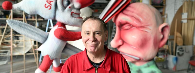 Jacques Tilly, Wagenbauer, steht vor seinem Putin-Motiv für den Rosenmontagszug. - Foto: Federico Gambarini/dpa