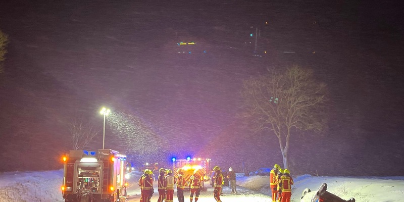 POL-GM: Autofahrer rutscht auf schneeglatter Straße in den Graben - Foto: presseportal.de