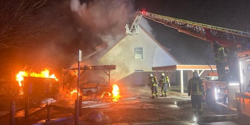 POL-ROW: ++ Zwei Fahrzeuge brennen - Feuer greift auf Carport und Wohnhaus über ++ Zigarettenautomat entwendet ++ - Foto: presseportal.de