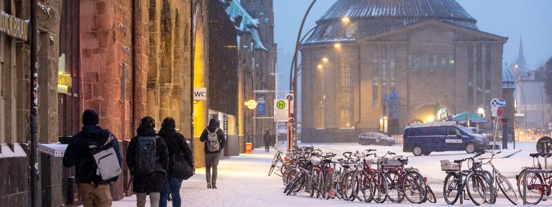 Auch in Hamburg liegt Schnee. - Foto: Bodo Marks/dpa