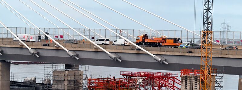 Die Leverkusener Rheinbrücke war stundenlang wegen herabfallender Eisstücke gesperrt. - Foto: Roberto Pfeil/dpa