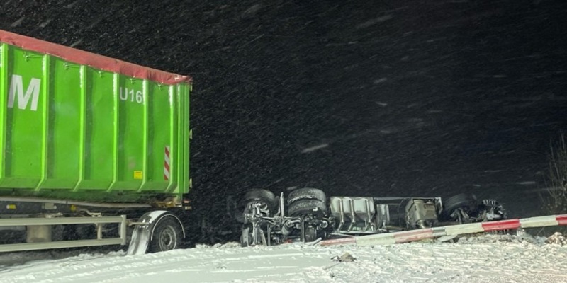 LPI-EF: LKW durchbricht Leitplanke und stürzt Böschung hinab - Foto: presseportal.de