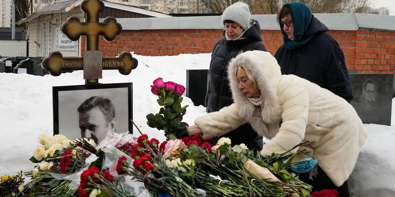 Am Borissowskoje-Friedhof in Moskau, wo Alexej Nawalnys Grab ist, können Menschen Blumen niederlegen. Der Kreml weist Vorwürfe westlicher Politiker zurück, dass Nawalny vergiftet worden sei.  - Foto: Alexander Zemlianichenko/AP/dpa