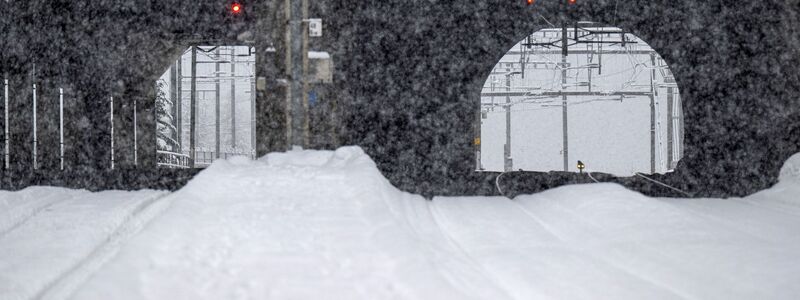 Im Bahnhof Goppenstein stehen die Ausfahrsignale auf Rot. Wegen eines entgleisten Zugs ist eine Bahnstrecke unterbrochen.  - Foto: Peter Schneider/KEYSTONE/dpa